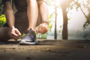 runner tying trainers