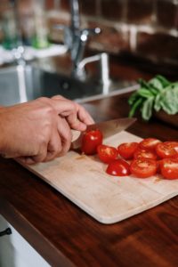 slicing tomatos